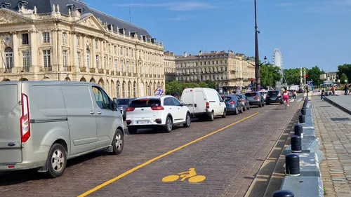 A Bordeaux, des voies cyclables temporaires le long de la route des...