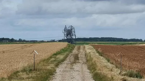 Au nord de Blois, des pylônes terrassés par la tempête