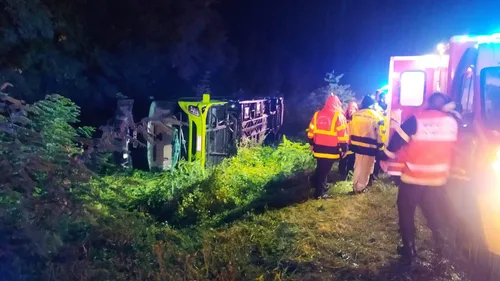 Un car dans le fossé, l'A71 coupée