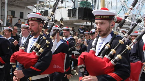 Armada : place au défilé des marins dans les rues de Rouen