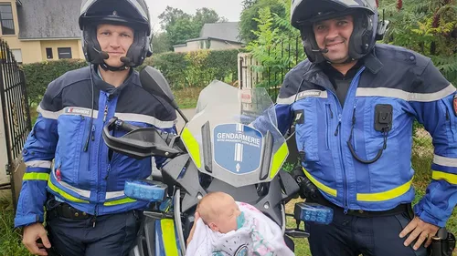 Les gendarmes de Seine-Maritime escortent une femme sur le point...