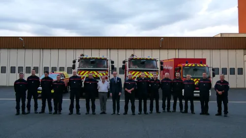 Centre-Val-de-Loire : des pompiers luttent contre les feux dans...