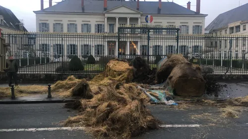 Blois : action coup de poing des agriculteurs à la préfecture