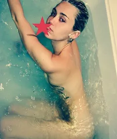 Miley Cyrus nue dans sa baignoire