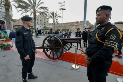 Coups de canon et décorations, la Libye renoue avec les traditions...