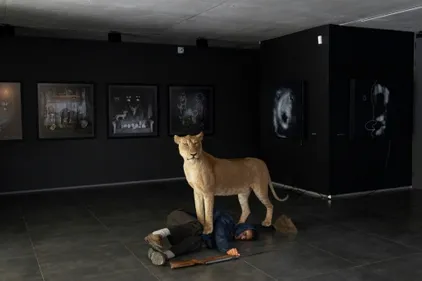 Afrique du Sud: le photographe Roger Ballen expose les ravages de...