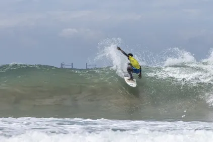 Au Nigeria, surfer entre les oléoducs et les cargos pétroliers