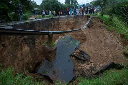 Cyclone Freddy: au Malawi, la recherche de survivants à mains nues...