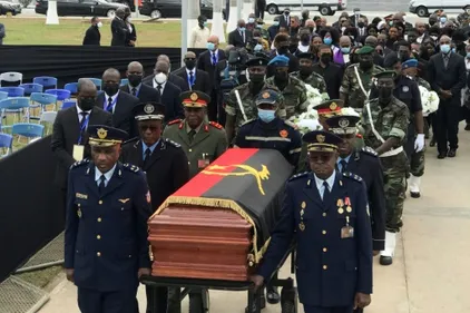 Angola: hommage à l'ex-président dos Santos, en pleine contestation...