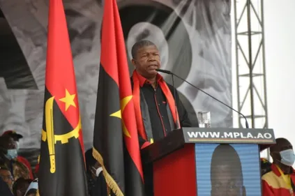Elections en Angola: le parti au pouvoir remporte une victoire...