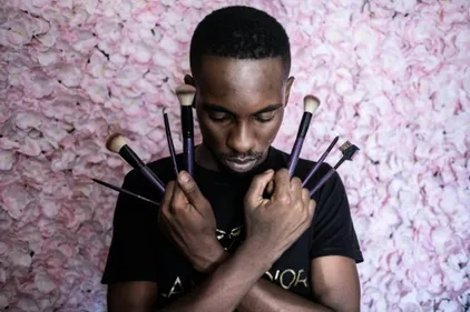 Djibou, le "maquilleur-artiste" de Bangui