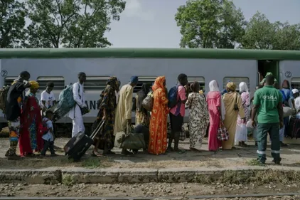 Le Sénégal remet en service à petite allure une ligne de train pour...