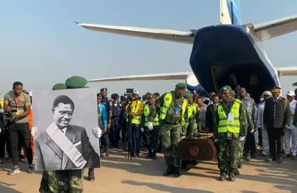 Au Katanga, le cercueil de Lumumba exposé sur le lieu de son...