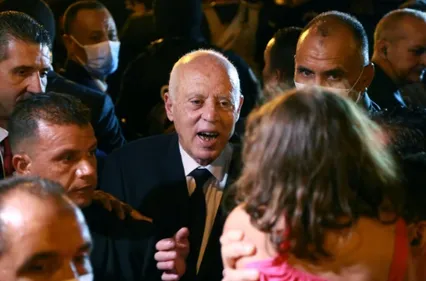 Tunisie: le président Saied engrange un succès avec l'adoption de...