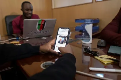 Influenceurs à louer: au Kenya, des fabriques à désinformer avant...