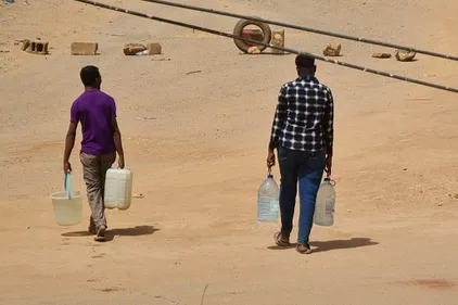 Dans la banlieue de Khartoum, chercher de l'eau au péril de sa vie