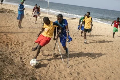 En Sierra Leone, le foot rend espoir aux amputés de la guerre et de...