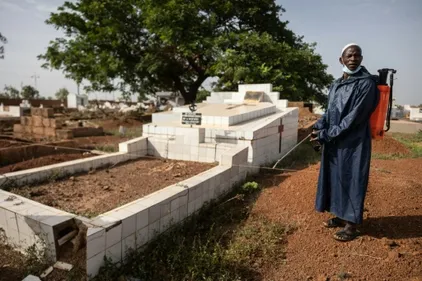 A Ouagadougou, le "maire des cimetières" se bat contre les pilleurs...