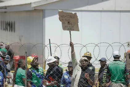 Conflit syndical en Afrique du Sud: tous les mineurs remontés à la...