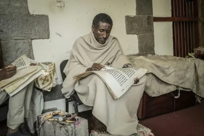 En Ethiopie, des copistes perpétuent la tradition des manuscrits...