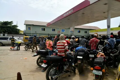 Au Nigeria, le prix du carburant a quasiment triplé avec la fin...