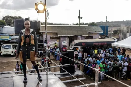 Mannequins et matatus: Fashion week dans le plus grand bidonville...
