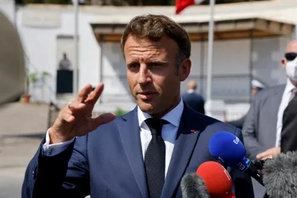 Macron en Algérie appelle à "regarder le passé avec courage"