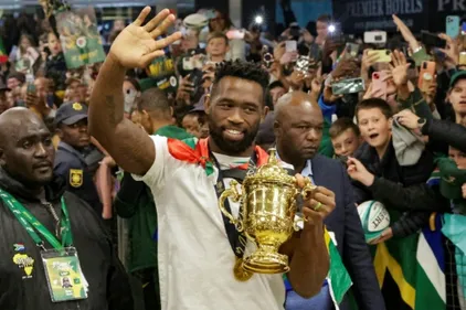 Rugby: liesse et ferveur pour le retour des Springboks en Afrique...