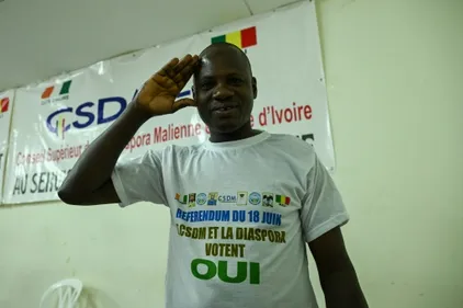 Dans la diaspora malienne d'Abidjan, campagne pour le "oui" à une...