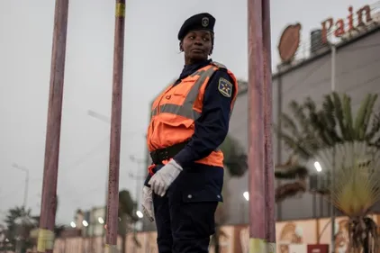 A Kinshasa, les usagers de la route récompensent les policiers...