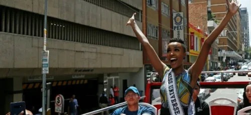 De retour en Afrique du Sud, Miss Univers "inspire" les jeunes Noires