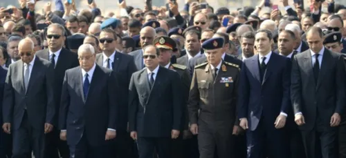 Sissi rend hommage à Moubarak lors d'une cérémonie militaire