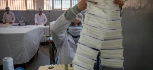 Au Maroc, des détenus confectionnent des masques sanitaires en prison