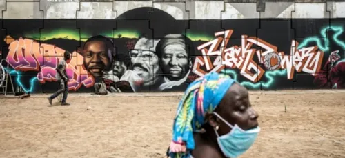 Des grapheurs taguent le Black Power sur le béton de Dakar