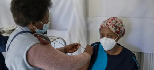L'Afrique du Sud commence à vacciner ses anciens, avec des mois de...