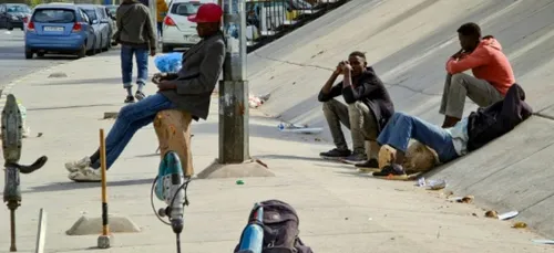 Sous les ponts de Tripoli, l'avenir suspendu des travailleurs migrants