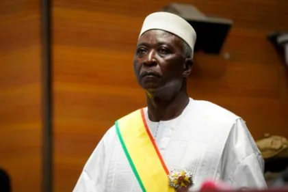 Mali: les militaires libèrent les dirigeants arrêtés mais restent...