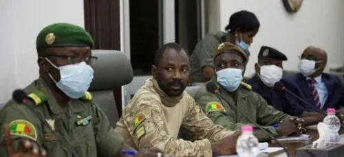 Le colonel Goïta déclaré président du Mali après deux coups d'Etat...