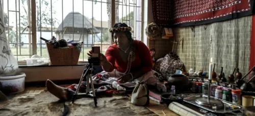 S'adapter au Covid: quand les guérisseurs sud-africains numérisent...