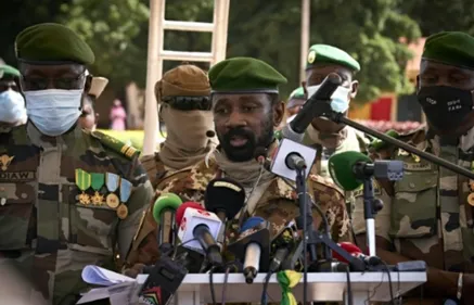 Mali: le colonel Goïta, du terrain au palais présidentiel en moins...