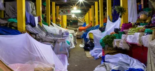 Covid-19: sur le marché de Kampala, les vendeurs obligés de dormir...