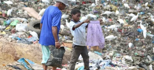Gabon: des enfants survivent en travaillant à la décharge