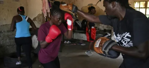 Au Kenya, pour les filles des bidonvilles de Nairobi, la boxe comme...