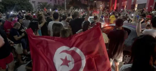 Tunisie: le président s'octroie le pouvoir exécutif, Ennahdha...
