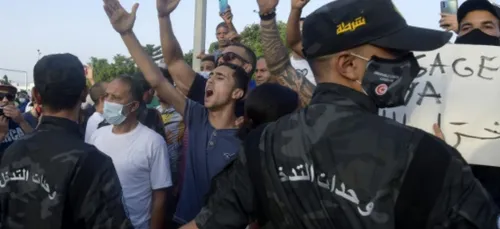 Tunisie: affrontements devant le Parlement après sa suspension