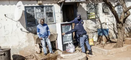 Bières et baskets pillées: une descente de police dans un township