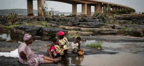 Sous le troisième pont de Bamako, coule le Niger et vivent les génies