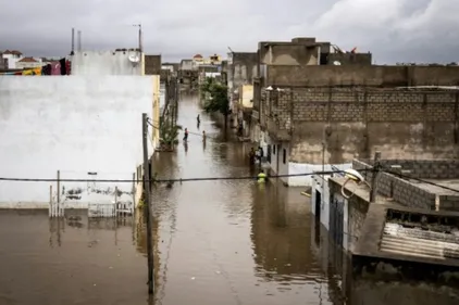 Les pieds dans l'eau, Dakar s'attend au pire
