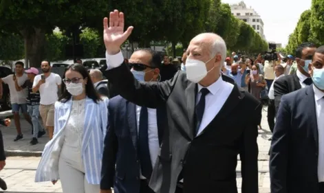 Tunisie: le président prolonge le gel du Parlement et garde les...