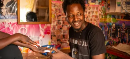 A "Bangui la coquette", les hommes font les ongles